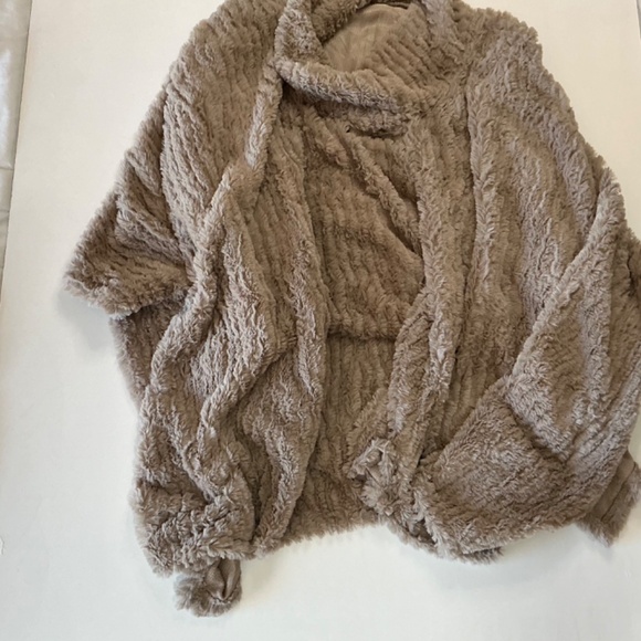 L.I.B.New York taupe faux fur Poncho OS - Picture 5 of 9